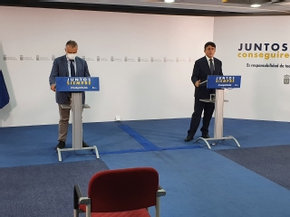 El presidente del TSJ canario, Juan Luis Lorenzo Bragado, y el presidente del Gobierno de Canarias, Ángel Víctor Torres Pérez, durante su intervención ante los medios de comunicación